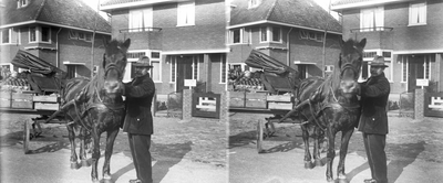 859121 Afbeelding van een groenteboer met paard en wagen in de Burgemeester Patijnlaan te Zeist (op de achtergrond het ...